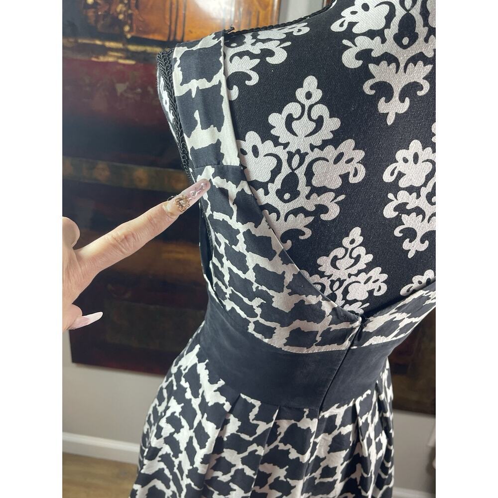 White House Black Market Sleeveless Black and White V-neck Silk Dress Size 2​​ - Picture 5 of 8